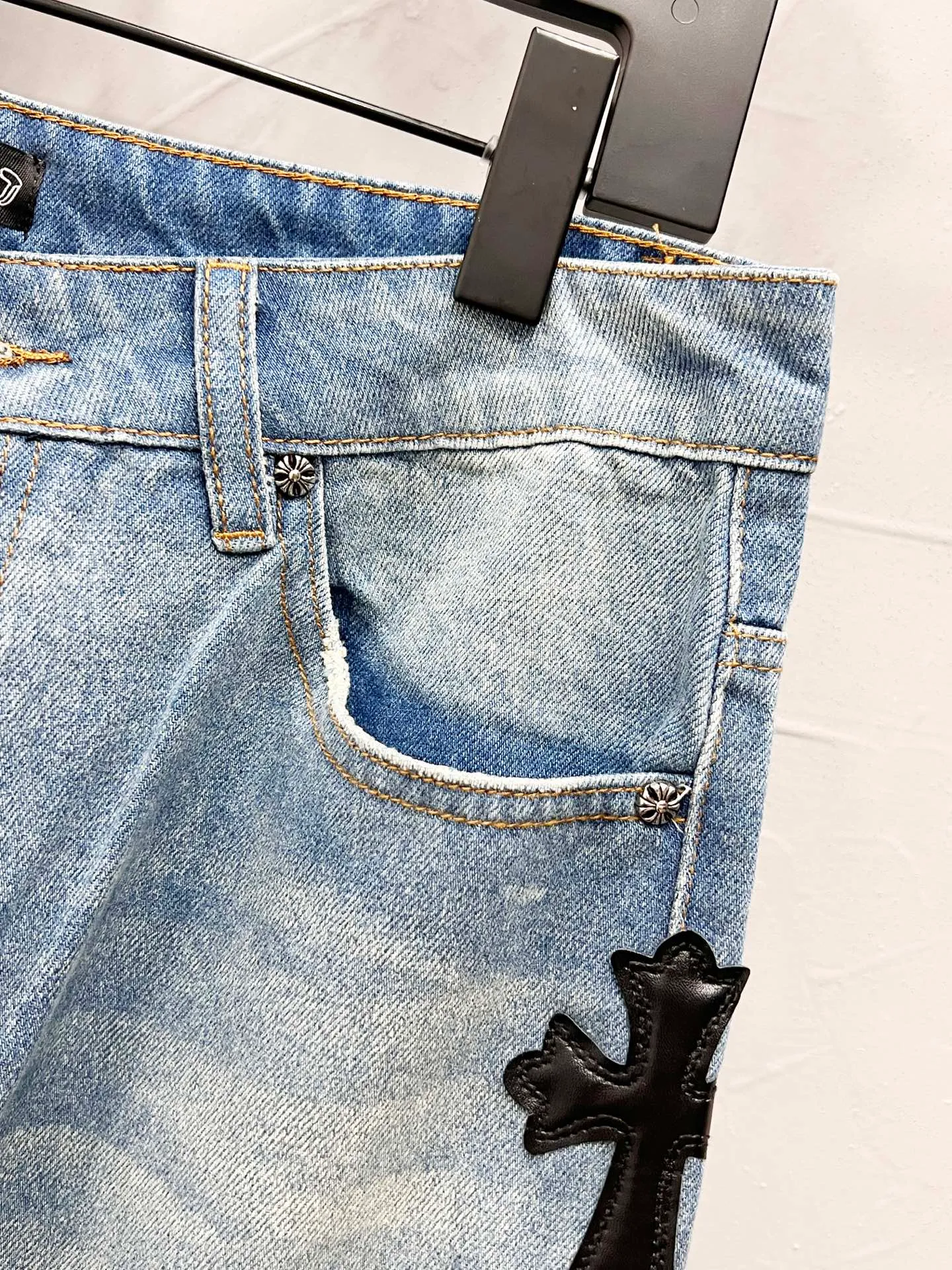 P250 Style number: [M934] Chrome hearts & Chrome hearts 25ss black leather cross patch leather jeans Chrome hearts’ logging pants are here! ! ! CH Croix Heart Double Knee Cross Patch Leather Bo1 Style Logging Pants Straight-leg Work Pants B136 Croix Heart Cross Sanskrit Overalls Price 24W Level, patchwork cross pattern embellishment, high-waisted washed jeans! ! Absolutely high-end luxury products, 1.9W level god-level single products, super popular products, made by top heavy industry, not to be missed. About Zangyin, this is an extremely luxurious fashion brand, which can also be called the nobles of the high street. It has always been an exclusive brand of some hipsters or rich second generation. Compared with ordinary high streets, it is more luxurious and noble. Compared with luxury brands, it has a more fashionable personality and has always been a brand that I have a special liking for. Imported yarn is custom-woven into a high-density twill canvas, which ensures a crisp silhouette while also making the fabric feel very delicate. It follows the B01 classic silhouette, with a crisp and stylish upper body. The ready-made garments are stone-ground and fermented and can be matched with any style. Buttons and zinc brushing are washed with genuine YKK retro metal products. Double-layered canvas on the front. Perfect details. All hardware is perfect. Size: 30-32-34-36 Color: blue pants and black leather